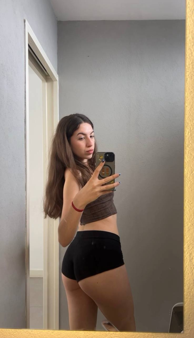 Amber in her underwear in Pyongyang