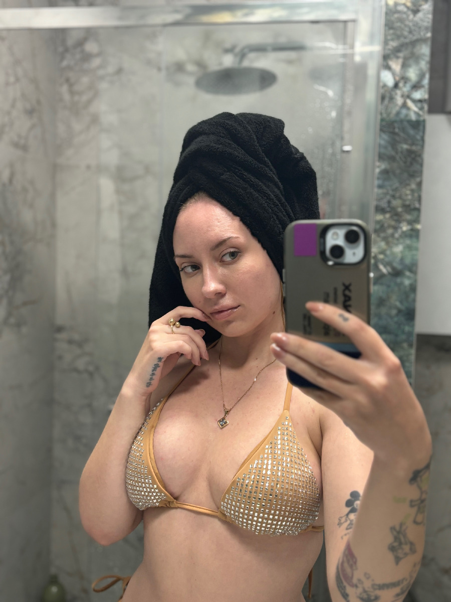 Nude girl KateV in Pyongyang