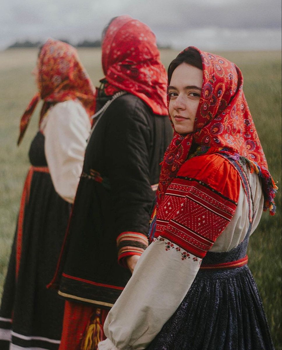 Women in Slavic costumes’s look of the day — catch her live in Pyongyang